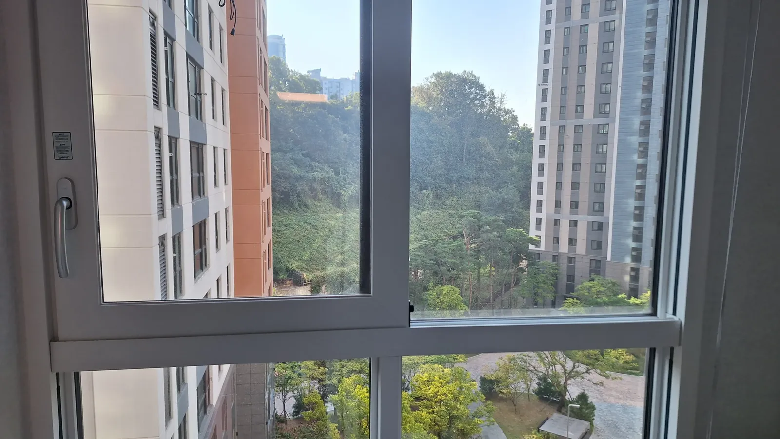 시흥유리창청소 아파트 창 모서리와 유리 면 작업 전 실제 시공 사례