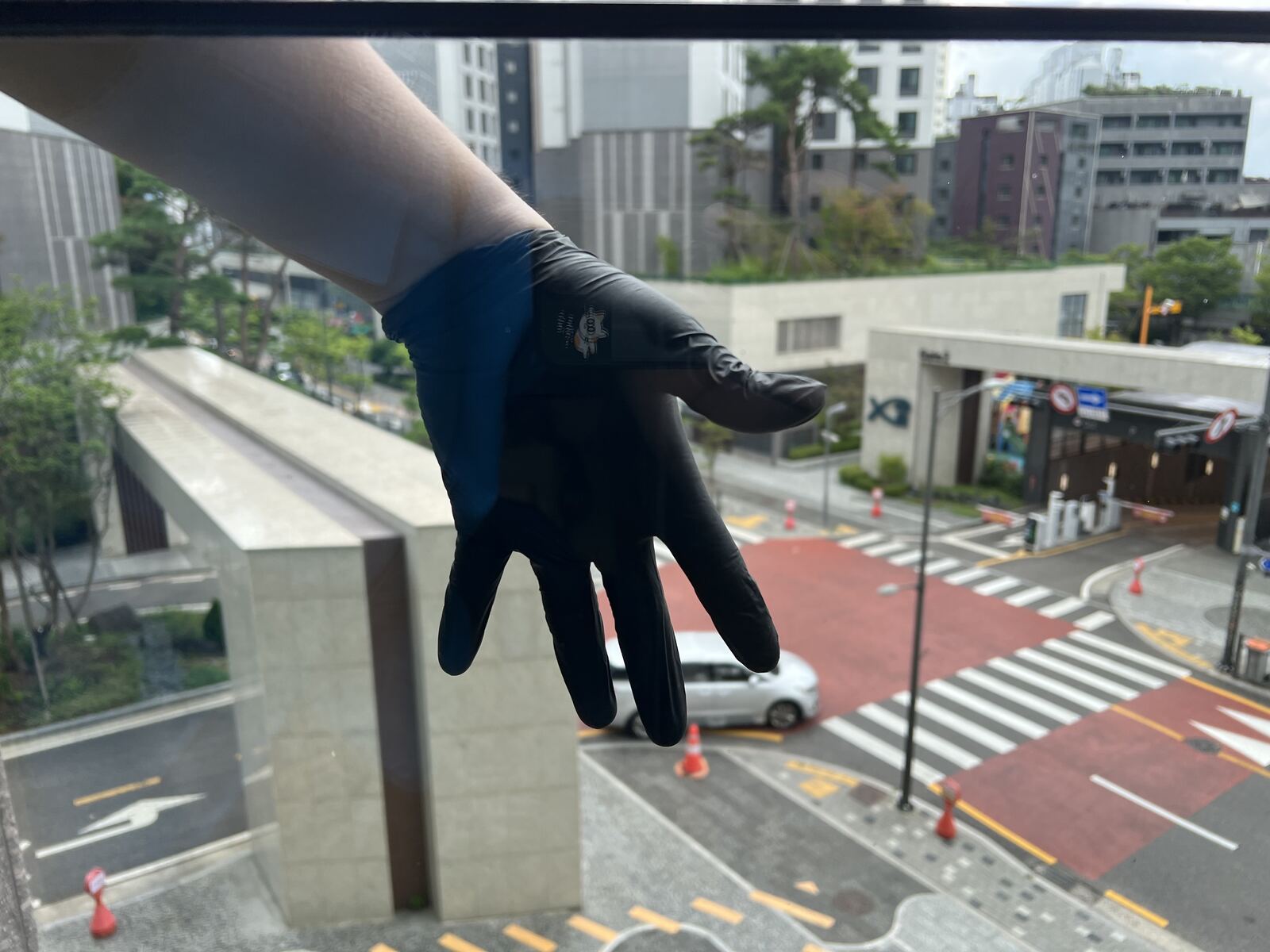 유리창정기청소 작업자가 유리를 닦아 마무리하는 모습